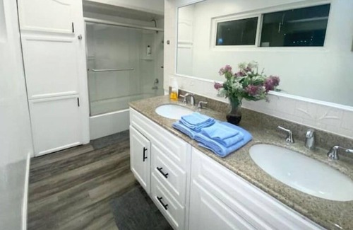 Chinatown Apartment | Center Vegas Bedroom L