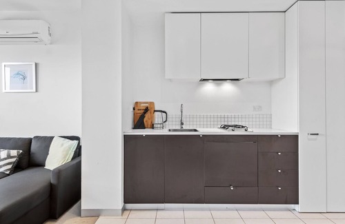 Carlton South Apartment | Central 1-Bed Apartment with Secure Parking