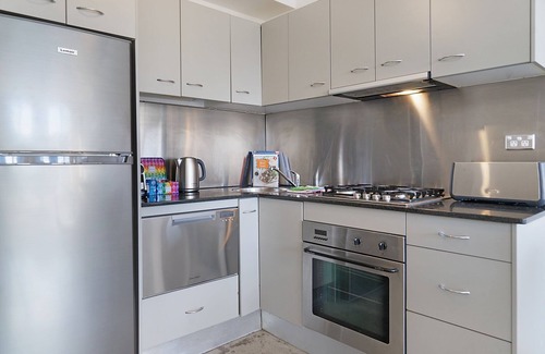Surry Hills Apartment | Central 1-Bedroom Apartment with City Views