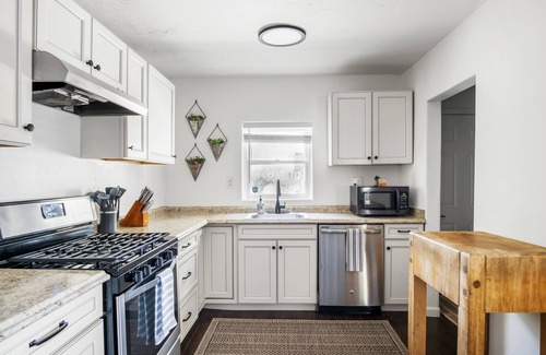 Miramonte House | Central 1940s Bungalow Gem Mins to Downtown & UofA