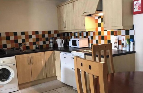 Londonderry Apartment | Central 2-Bed Apt, Sleeps 5 above Great Derry Pub