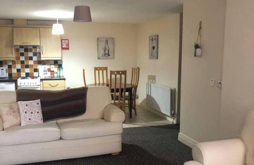 Londonderry Apartment | Central 2-Bed Apt, Sleeps 5 above Great Derry Pub