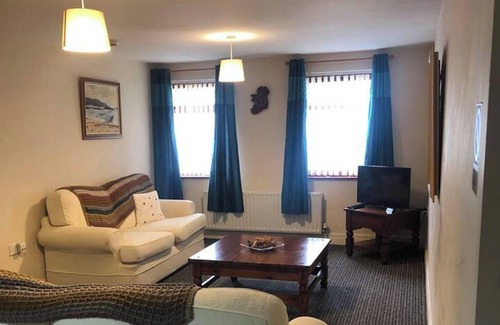 Londonderry Apartment | Central 2-Bed Apt, Sleeps 5 above Great Derry Pub