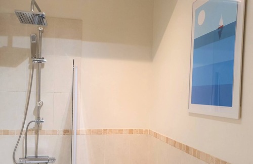 Swindon Apartment | Central 2 Bed, Parking & Private Terrace, Sleeps 5