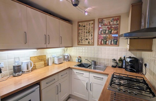 West End Apartment | Central 2-bedroom Traditional Apartment