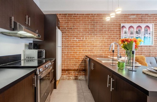 Downtown Montreal Apartment | Central 2BDR Condo on Bishop-Vibe Central MTL