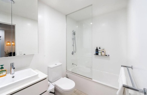 Eagle Farm Apartment | Central 2BR-2BA Resort-Style Retreat In Hamilton - H20705