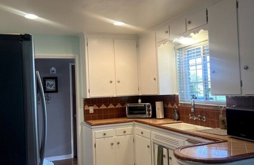 Raisin House | Central 3-Bed, 1.5-Bath Fresno Cottage with Yard