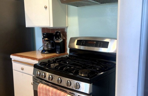 Raisin House | Central 3-Bed, 1.5-Bath Fresno Cottage with Yard