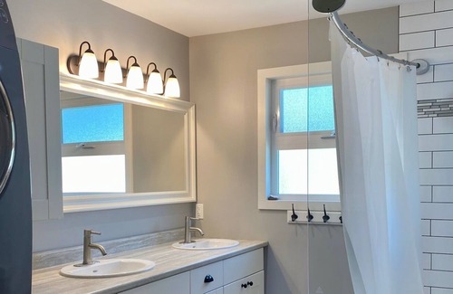 Comox House | Central 3 Bedroom Getaway in Comox