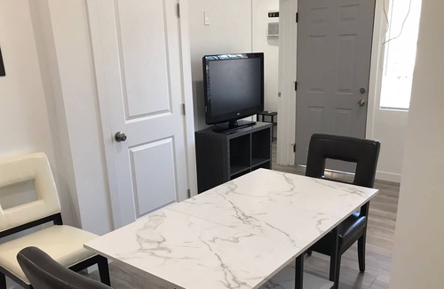 Los Feliz House | CENTRAL 3 BEDROOM UNIT IN LOS FELIZ WITH PATIO & PARKING