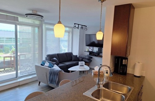 Crosstown Apartment | Central 3BR Suite w/Pond View & Luxe Amenities