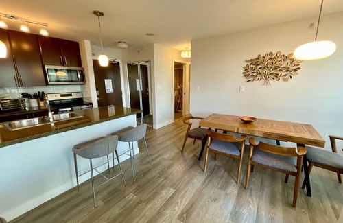 Crosstown Apartment | Central 3BR Suite w/Pond View & Luxe Amenities