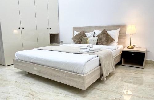 Sector 5 Apartment | Central Adress AD25