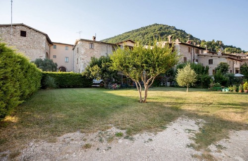 Gubbio Apartment | Central apartment that can accommodate up to 6 people, located in the east area (S. Martino-S. Lucia area) of Gubbio, in the hamlet of Perugia, a 300m walk from Teatro Romano and a 10 min walk from Piazza Grande and Palazzo dei Consoli.The flat consists