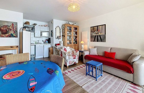 Granville Apartment | Central apartment with balcony, private parking