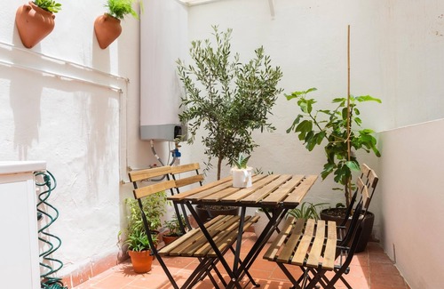 La Goleta Apartment | Central apartment with patio and parking