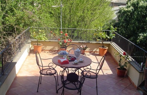 Orvieto Apartment | Central Apartment with terrace over gardens
