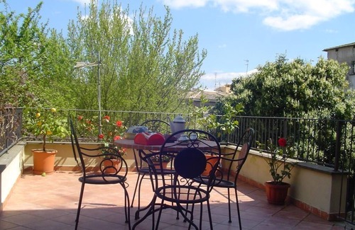 Orvieto Apartment | Central Apartment with terrace over gardens