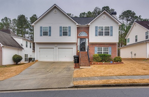 Austell House | Central Austell Home w/Furnished Deck & Grill!