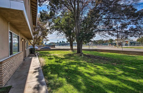 Country Rose Apartment | Central Bakersfield Townhome w/Private Patio