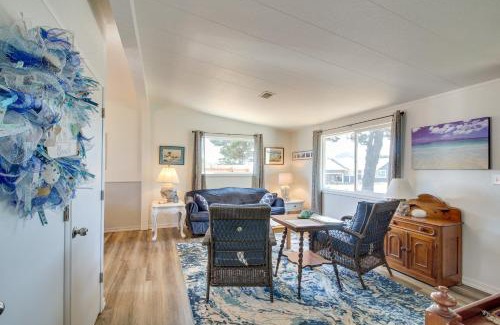 Bandon House | Central Bandon Retreat with Deck Less Than 1 Mi to Beach!