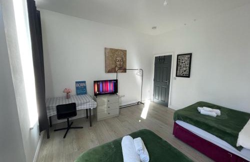 Bedford Apartment | Central Bedford FREE Parking & Private Garden& Conservatory Perfect for large group of people