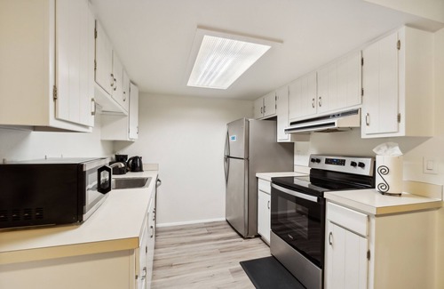 Lake Hills House | Central Bellevue Guesthouse 2 Bedroom Duplex