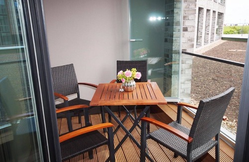 Mitte-Sud Apartment | Central between dike and New Harbor with glazed loggia