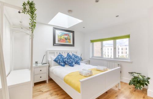 Dalry Apartment | Central Bright 3 Bed Flat with Pool & Parking