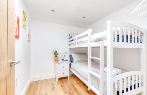 Dalry Apartment | Central Bright 3 Bed Flat with Pool & Parking