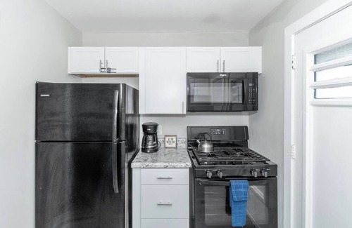 South Tuxedo Park Apartment | Central Buckhead 2BR apartment with king beds, full kitchen, fast Wi-Fi, and free parking — minutes from Lenox Square, Phipps Plaza, and top dining.
