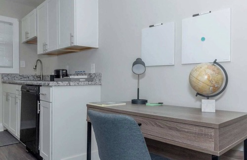 South Tuxedo Park Apartment | Central Buckhead 2BR apartment with king beds, full kitchen, fast Wi-Fi, and free parking — minutes from Lenox Square, Phipps Plaza, and top dining.