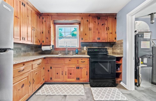 Richmond House | Central Charm: Stay in Style Just Outside of All the Action w/Putting Green