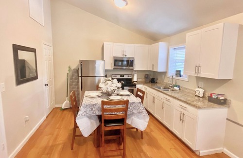 North Charleston Apartment | Central/Charming Apt 2 Br/1 Bath.Close to Airport 15min. Private Entry