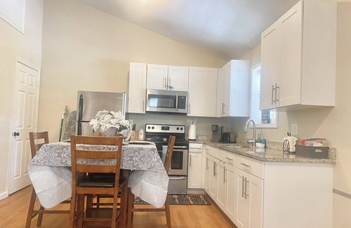 North Charleston Apartment | Central/Charming Apt 2 Br/1 Bath.Close to Airport 15min. Private Entry