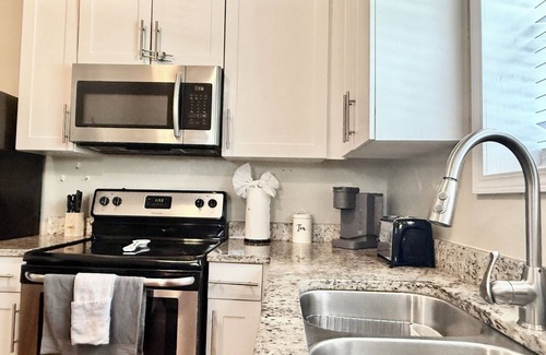 North Charleston Apartment | Central/Charming Apt 2 Br/1 Bath.Close to Airport 15min. Private Entry