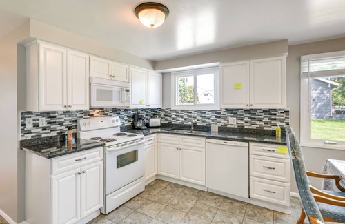Depew Apartment | Central Cheektowaga Apt w/Shared Hot Tub & Pool!