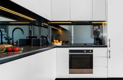 Cremorne Apartment | Central, Chic & Cool Richmond Apt. 2BR. Sleeps 6.