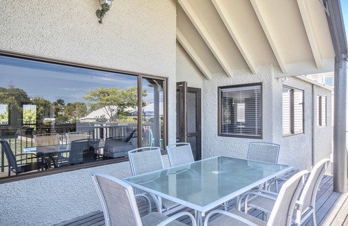 Bluff Hill Cottage | Central City Gem - Napier Holiday Home