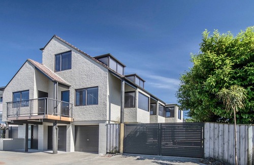 Bluff Hill Cottage | Central City Gem - Napier Holiday Home