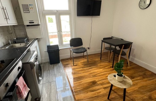 Canning Town Apartment | Central Cosy 2 Bed Apartment near O2, Excel, Airport & Canary Wharf