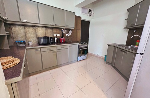 Bambalapitiya Apartment | Central, Cosy, Homely 3Br stay
