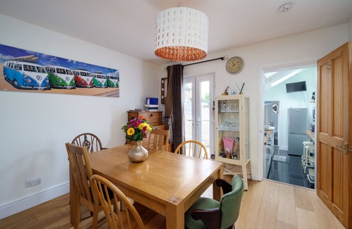Cowes Cottage | Central Cowes Victorian Cottage. Sunny Garden, 2 baths, Ferry Discount STA.