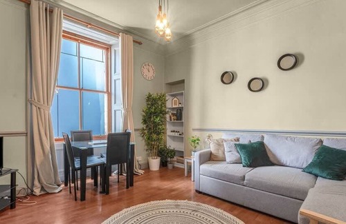 West End Apartment | Central, Cozy 2BR-1BA in Haymarket