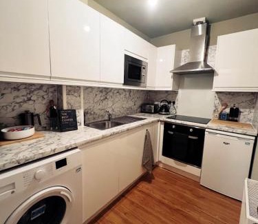 Tollcross Apartment | Central Designer Flat by Castle