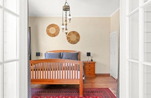 Gisborne House | Central Family Home 5 min to CBD!