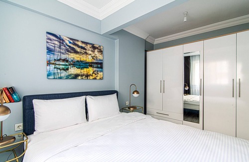 Gumussuyu Mahallesi Apartment | Central Flat near Taksim Square with Balcony