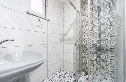Pera Apartment | Central Flat w Sea View and near Galata Tower