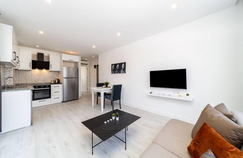 Eski Lara Apartment | Central Flat with Balcony in Muratpasa